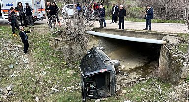 Amasya'da kamyonet menfeze devrildi: 3 yaralı