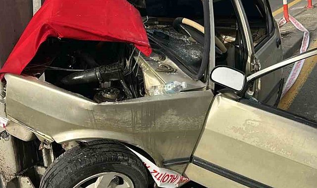 Ankara'da otomobil bariyerlere çarptı: Sürücü araç içerisinde sıkıştı