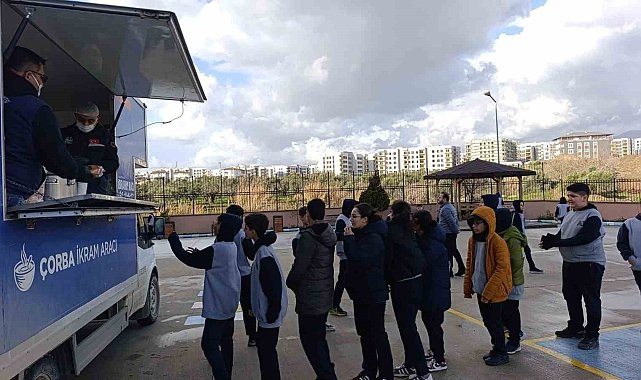 Antakya Belediyesi'nden soğuk kış gününde öğrencilere çorba ikramı
