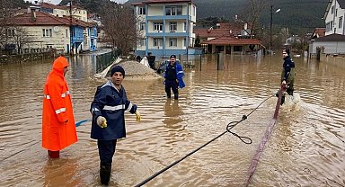 Antalya Büyükşehir Belediyesi ekipleri yağışın izlerini siliyor