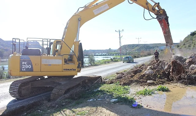 Antalya Büyükşehir Belediyesi ekiplerinden yol mesaisi