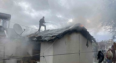 Antalya'da alev alev yanan tek katlı ev küle döndü