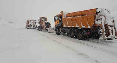 Antalya'da bin 825 rakımlı Alacabel'de kar yağışı