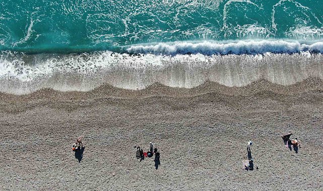 Antalya'da bir gün arayla iki mevsim: Dün sağanak ve fırtına, bugün deniz keyfi