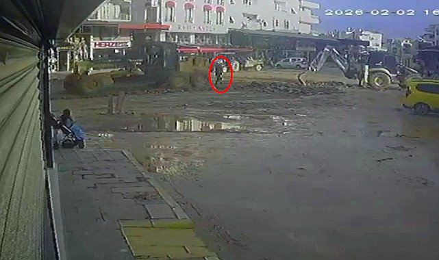 Antalya'da iş makinesinin belediye çalışanına çarpma anı kamerada