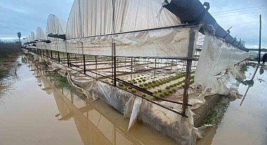Antalya'da sağanak yağmur Aksu'da su baskınlarına sebep oldu
