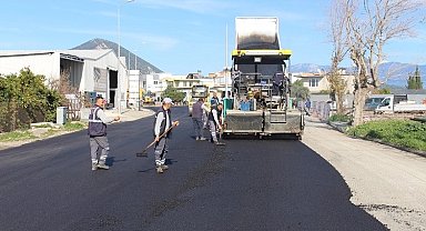 AntalyaBüyükşehir Finike'nin ana arterlerini sıcak asfalt ile kaplıyor