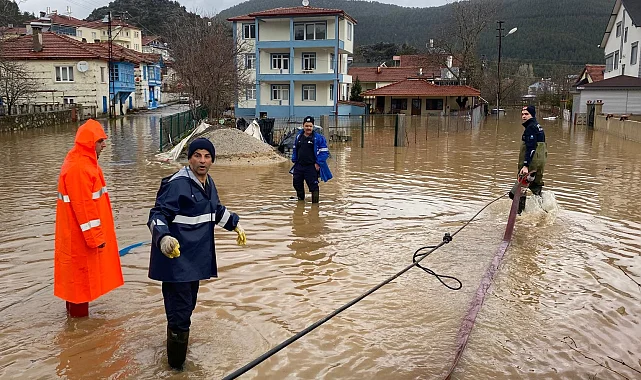Antalya'da Büyükşehir ekipleri yağışın izlerini siliyor