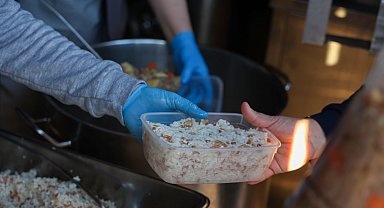 Antalya'da Mobil Aşevi'nden sıcak yemek ikramı