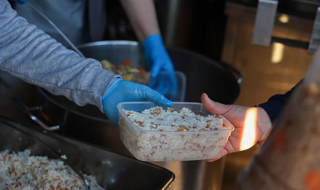 Antalya'da Mobil Aşevi'nden sıcak yemek ikramı