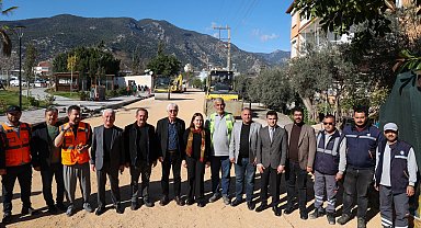 Antalya'da sıcak asfalt çalışmaları devam ediyor