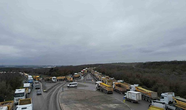Arnavutköy'de döküm sahası yolunda kilometrelerce hafriyat kuyruğu