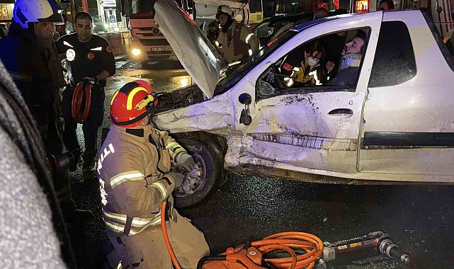 Arnavutköy'de iki araç çarpıştı: Sürücü araçta sıkıştı