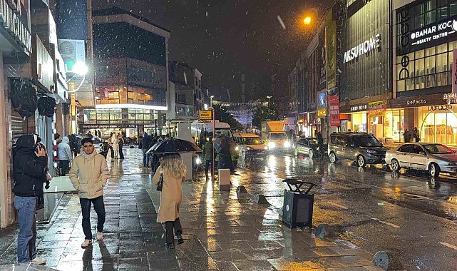 Arnavutköy'de kar yağışı başladı