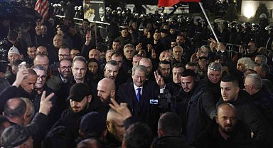 Arnavutluk'ta hükümet karşıtı protestocular ile polis arasında çatışma