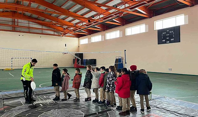 Arpaçay'da öğrencilere temel trafik eğitimi verildi