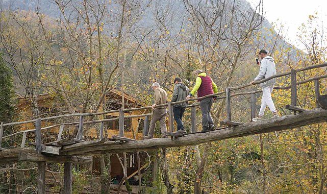 Asırlık ahşap köprü zamana meydan okuyor: Köylüleri sırtında taşıyor