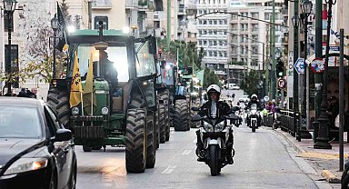 Atina'da çiftçilerden, parlamento binası önünde traktörlü protesto
