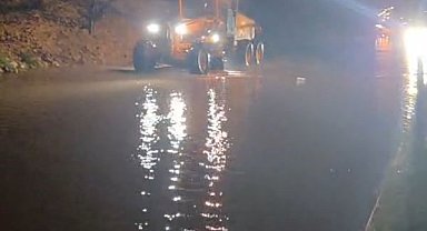 Aydın'ı sağanak vurdu: Söke ve Kuşadası yollarında ulaşım durdu