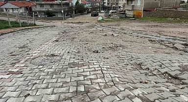 Ayvacık'ta aşırı yağışlara dayanamayan istinat duvarı çöktü