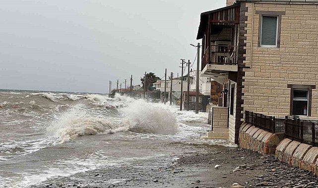Ayvacık'ta kara ile deniz birleşti