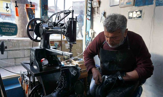 Babasından öğrendiği ayakkabı tamirciliğini 40 yıldır sürdürüyor