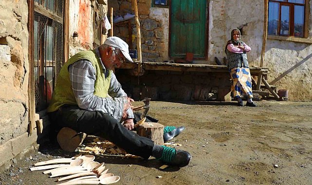 Babasından öğrendiği tahta kaşıkçılığı yaşatıyor