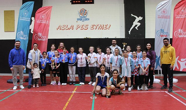 Badmintonda şampiyonlara ödülleri verildi