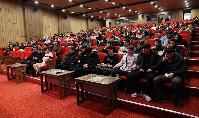 Bağcılar'da iş arayanlar ile iş verenler "Kariyer Buluşmaları"nda bir araya geldi