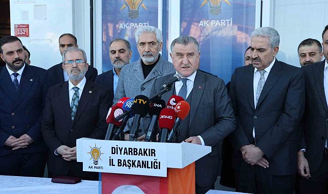 Bakan Bak: "Birileri gibi deprem turisti değiliz, sözümüzü yerine getirdik"