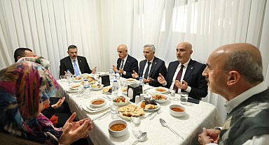 Bakan Çiftçi depremzede aileyle iftar yaptı