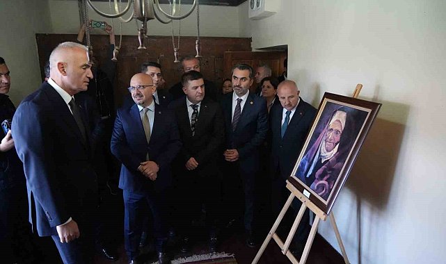 Bakan Ersoy, "Kralların Ressamı" Rahmi Pehlivanlı'nın eserlerini inceledi