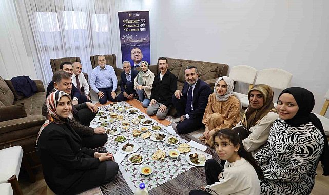 Bakan Işıkhan, evlerine kavuşan depremzede ailenin iftar sofrasına konuk oldu