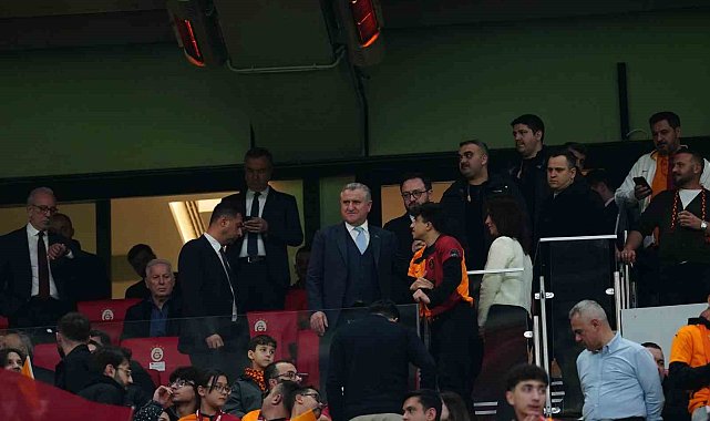 Bakan Osman Aşkın Bak, Galatasaray - Juventus maçını izledi