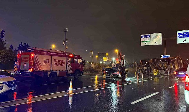 Bakırköy'de hafriyat kamyonu bariyere çarparak devrildi: 2 yaralı