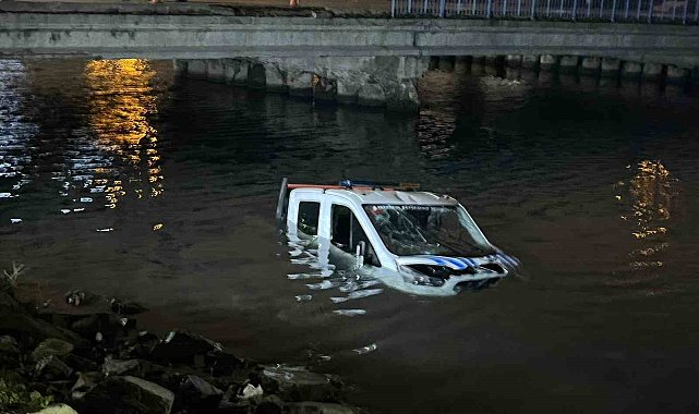 Bakırköy'de İBB'ye ait zabıta aracı denize düştü