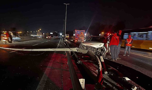Bakırköy'de otomobil bariyerlere çarptı: 2 yaralı