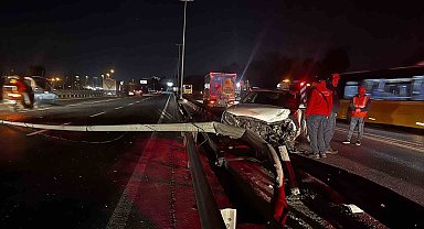 Bakırköy'de otomobil bariyerlere çarptı: 2 yaralı
