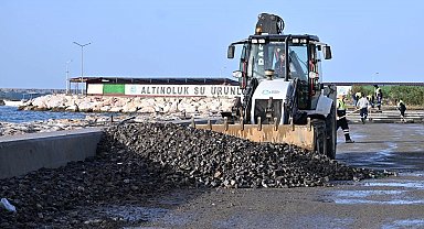 Balıkesir Büyükşehir'den Körfez'de tam kadro müdahale
