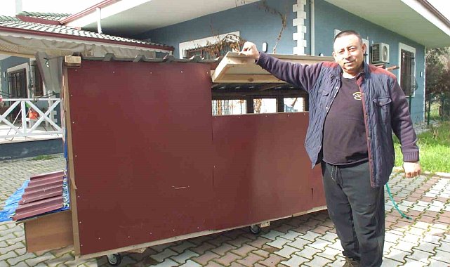 Balıkesir'de bir bakkal gezen tavuk kümesi yaptı