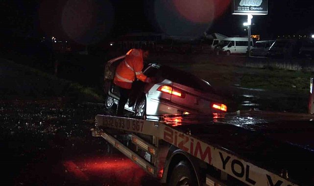 Balıkesir'de otomobilin çarptığı direk devrildi