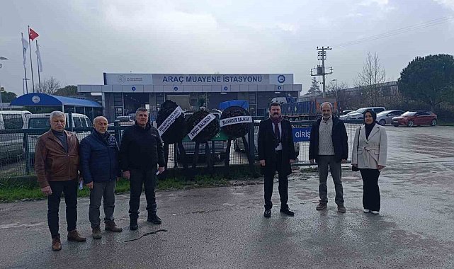 Balıkesir'de TÜVTÜRK önünde siyah çelenkli protesto