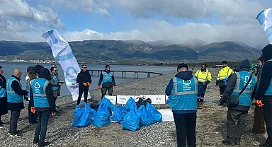 Balıkesir'de Altınkum sahilinde anlamlı temizlik