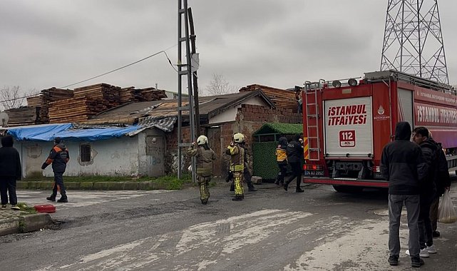 Başakşehir'de 3 katlı binanın çatısı alev alev yandı