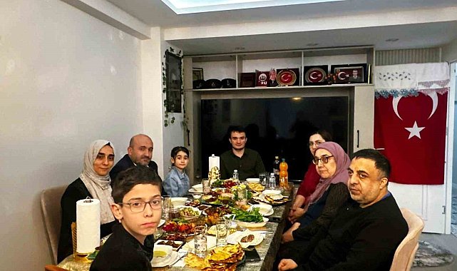Başkan Albayrak ve ailesi, iftarda şehit evine konuk oldu