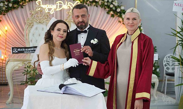 Başkan Subaşı genç çiftin nikahını kıyarak, bir ömür boyu mutluluklar diledi