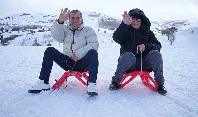 Bayburt'ta yaşlıların kar eğlencesi: Kızakla kaydılar, kar motoruyla tur attılar