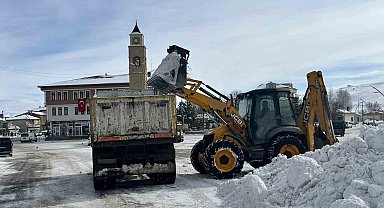 Bayburt'un ilçe ve beldelerinde kar mesaisi devam ediyor