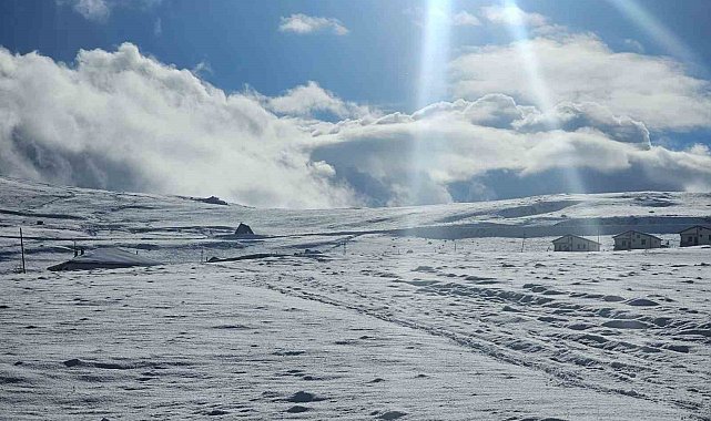 Bayburt'un yüksek kesimlerinde kar erimesine bağlı çığ riski devam ediyor