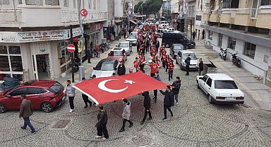 Bayındır'da öğrencilerden bayrak yürüyüşü